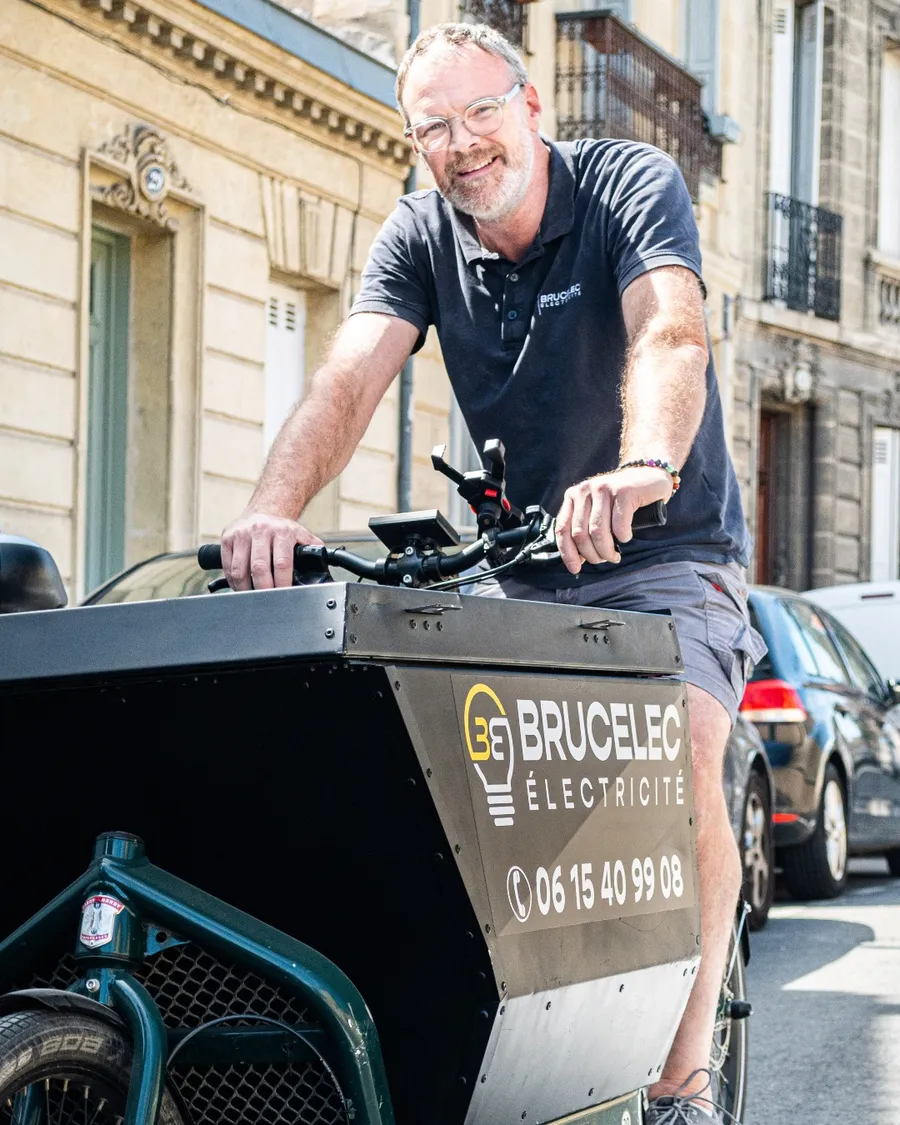 Bruce sur le vélo cargo BRUCELEC à Bordeaux