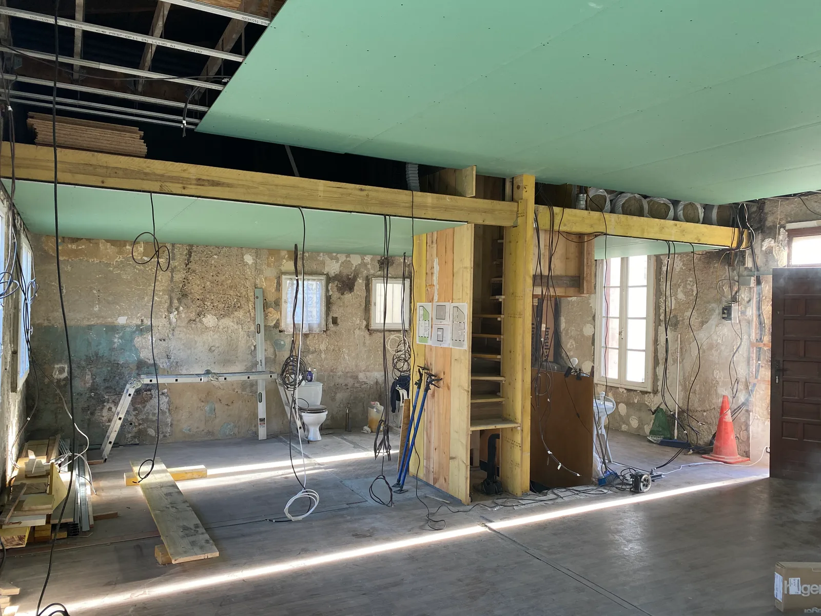 Rénovation totale, passage des câbles avant fermeture par le plaquiste