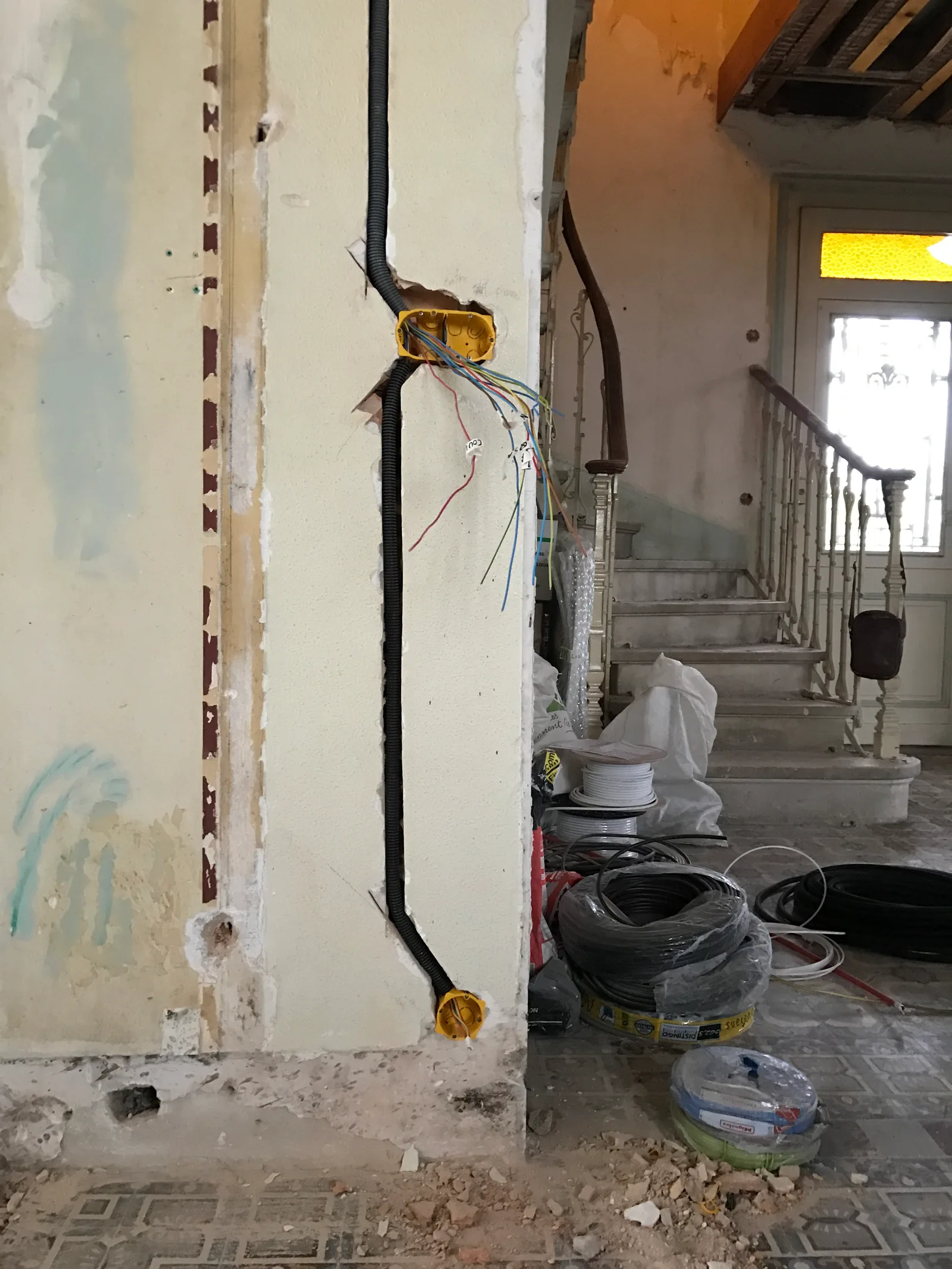 Encastrement des gaines dans un mur en briquette