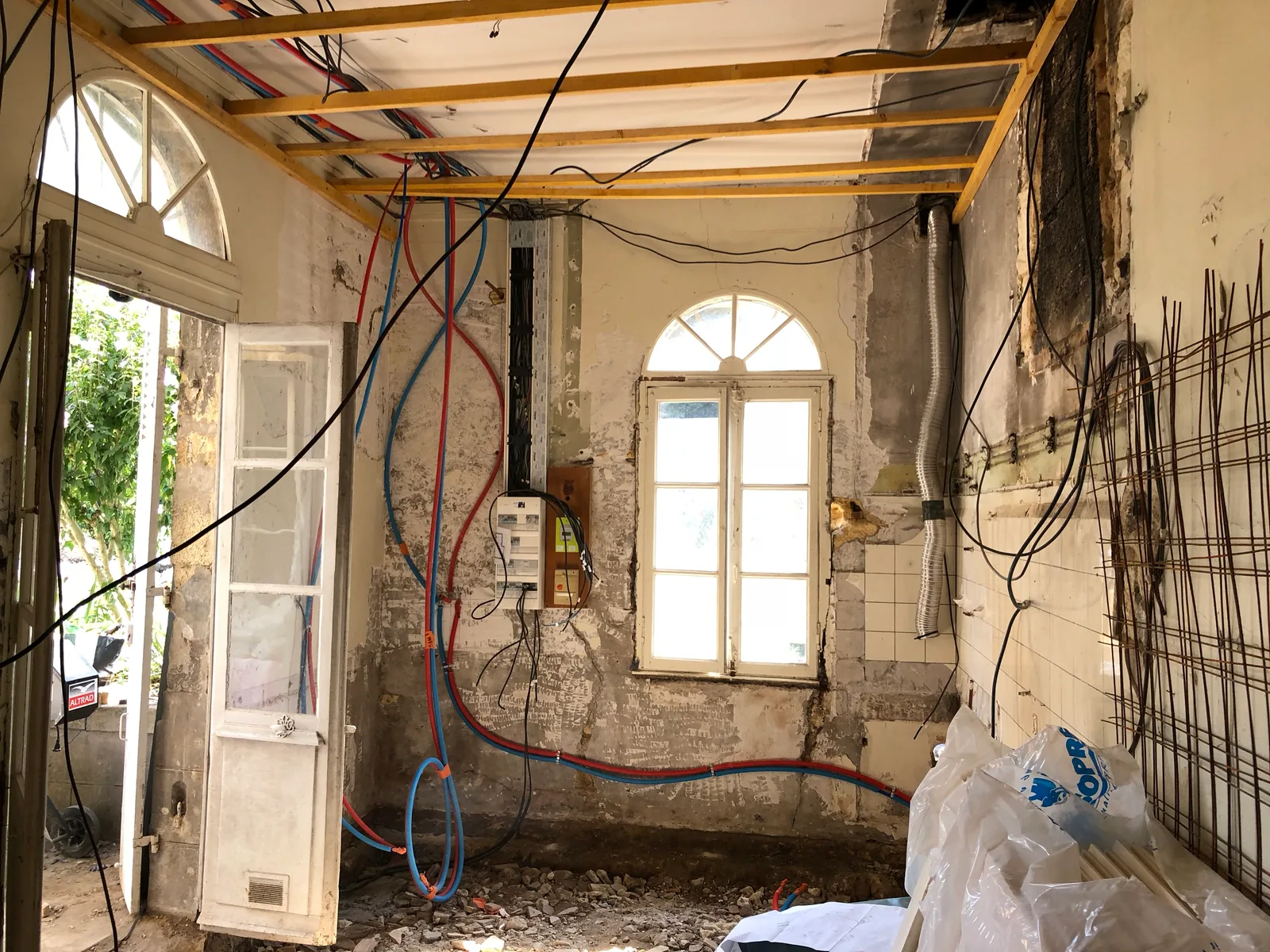Tableau provisoire en tout début de chantier