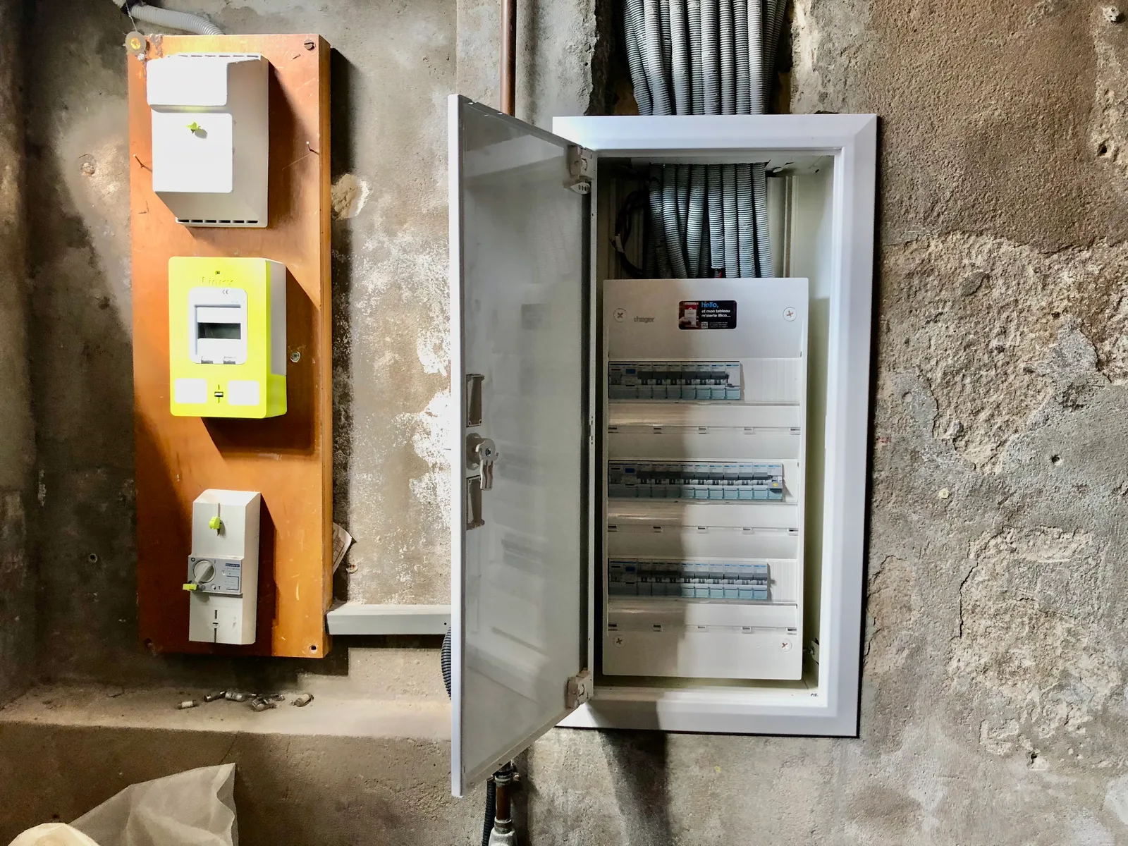 Tableau encastré avec porte de finition