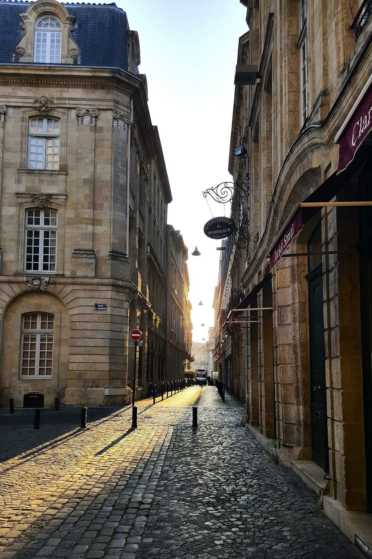 Rue du centre-ville de Bordeaux au coucher du soleil